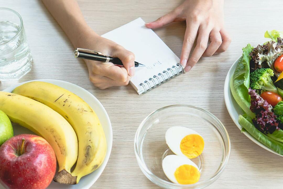 Kas yra kalorijų deficitas? Kaip sukurti kalorijų deficitą? Kaip apskaičiuoti kalorijų deficitą