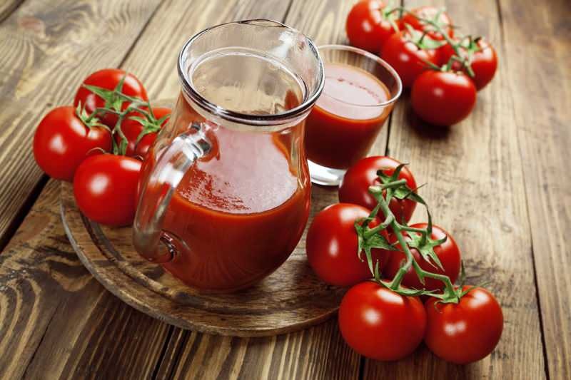 Maisto produktai, tokie kaip salierai ir morkos, padidina pomidorų sulčių naudą.