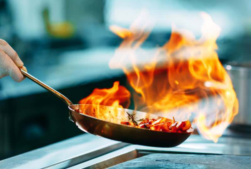 Kaip pašalinti aliejų ir sudeginti dėmes ant indų? Lengviausias tepalo ir degimo vietų pašalinimas