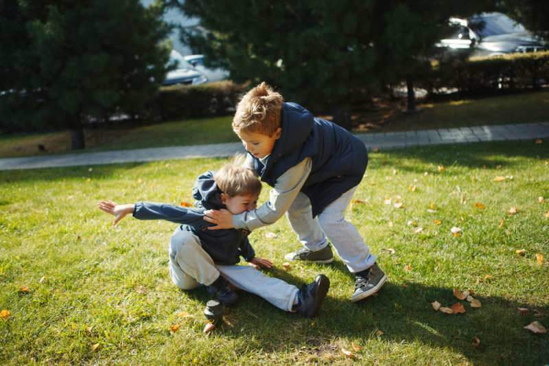 Kas yra 2 amžiaus sindromas? Kaip išvengti mesti ir mušti elgesį su vaikais?