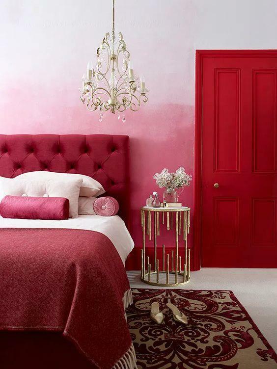 Raudona ir rožinė miegamojo apdaila