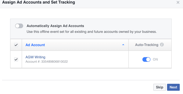 „Facebook“ gali automatiškai priskirti skelbimų paskyras jūsų įvykiui neprisijungus arba galite jas priskirti patys.