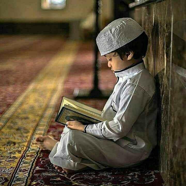 berniukas skaitantis Koraną