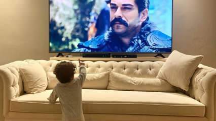 Burak Özçivit pirmą kartą pasidalino savo sūnumi! Kai Karan Özçivit pamatė savo tėvą per televizorių ...