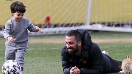 Netikėtas svečias „Galatasaray“ treniruotėse! Arda Turanas su sūnumi Hamza Arda Turanas ...