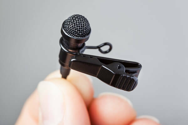 Pritvirtinkite lavalieriaus mikrofoną prie savo drabužių, kad galėtumėte naudotis laisvų rankų įranga.
