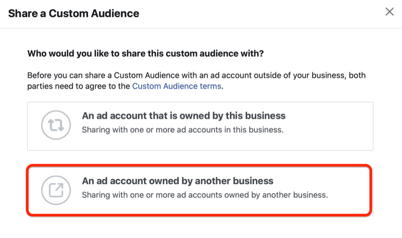 „facebook“ skelbimų tvarkyklė dalijasi pasirinktinės auditorijos meniu, pažymėdama parinktį „Skelbimo paskyra priklauso kitai įmonei“